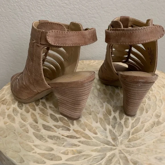 Naturalizer Tan Sandals with Elegant Design - Picture 2 of 4